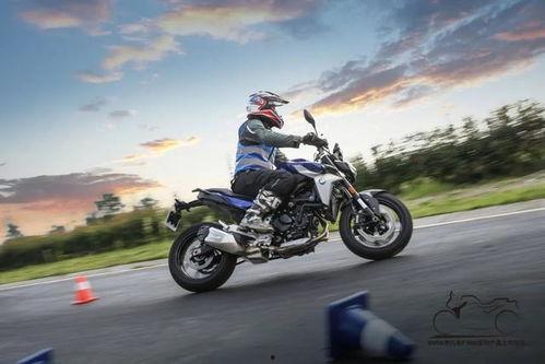 国产宝马摩托车骑行视频,驾驭激情，驰骋天地