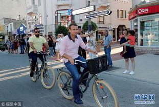 中国夫妇开国产车单车视频  第3张